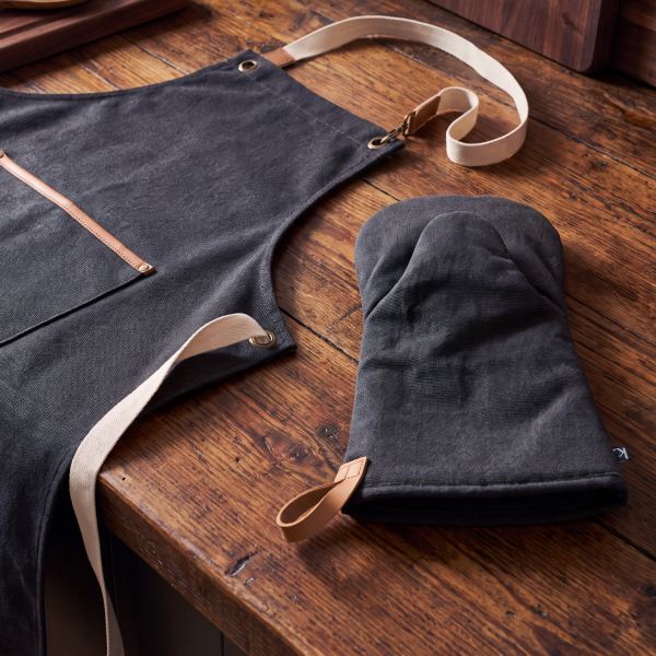 Keepsake Canvas Apron & Oven Mitt Set — Feature